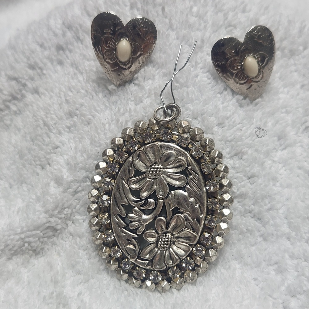 Vintage Silver Tone Floral Pendant and Heart Earring Set Rhinestone‎ Cabochon